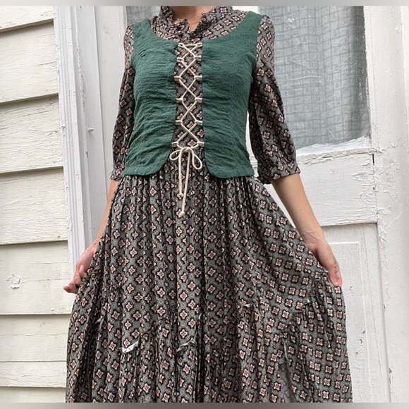 Green and Black Tiered Bustier Sundress with Cuffed Sleeves - Picture 16 of 16